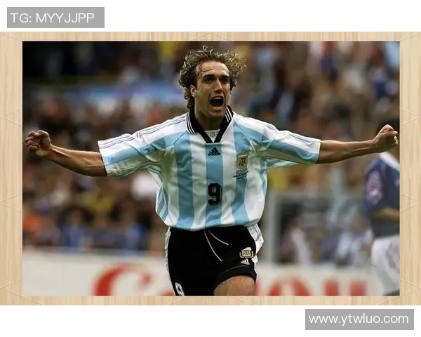 回顾98年足球明星外号背后的故事与传奇瞬间